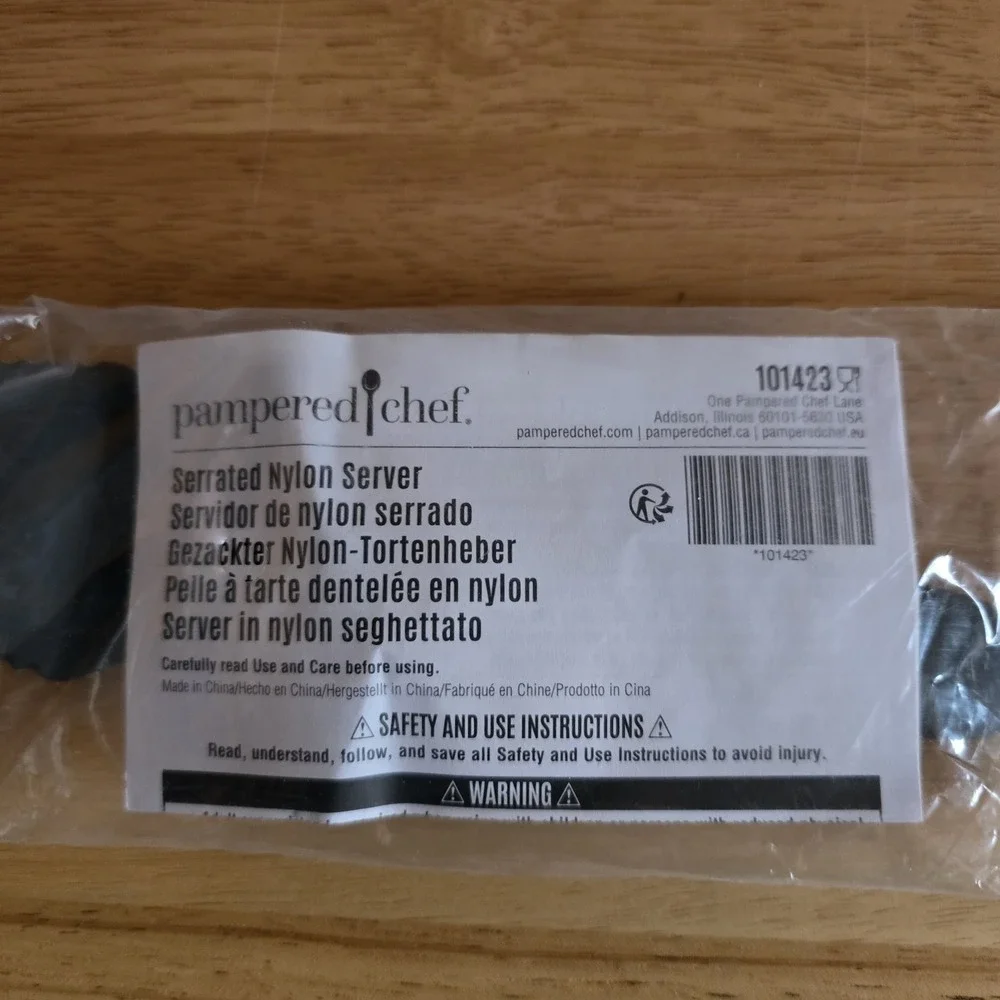 Pampered Chef Serrated Nylon Server‎ 101423 Black Pie Cake Dessert Cutter NEW